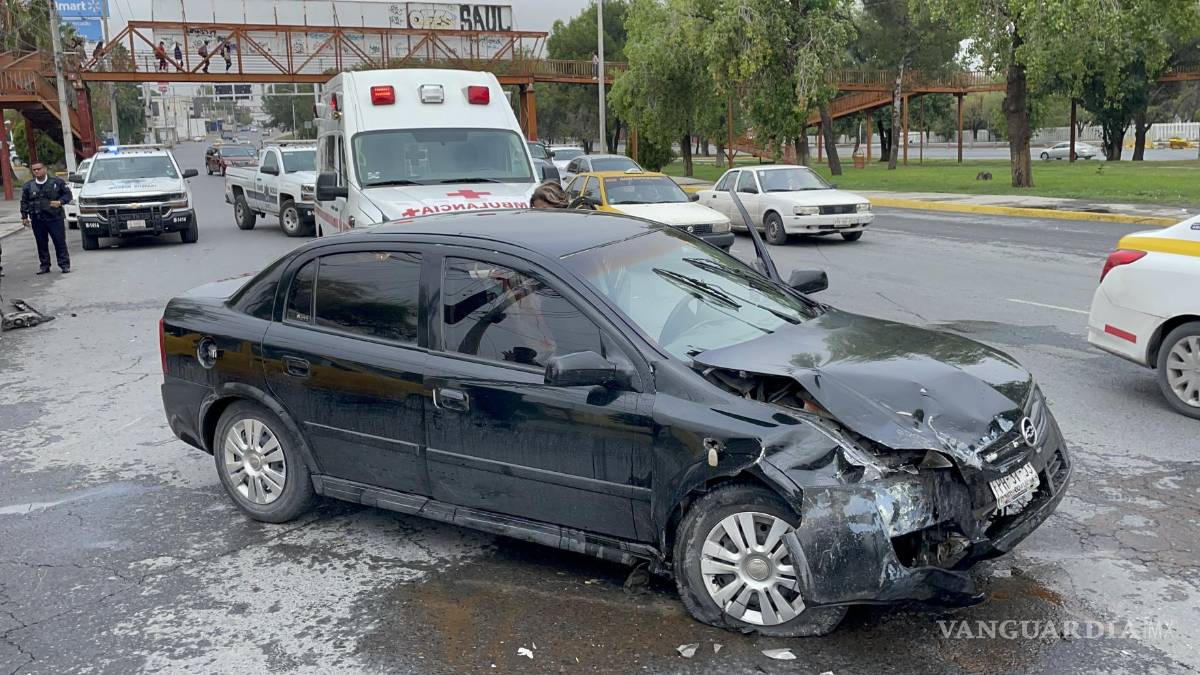 Le cierra el paso taxista, volantea e impacta auto