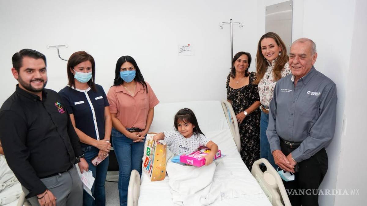 $!Liliana Salinas Valdés, presidenta honoraria del DIF Coahuila, y Eliud Aguirre Vázquez, secretario de Salud estatal, participaron en la visita al Hospital Materno Infantil.