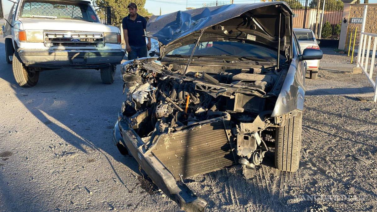 $!La policía municipal llegó al lugar del accidente para investigar el siniestro.