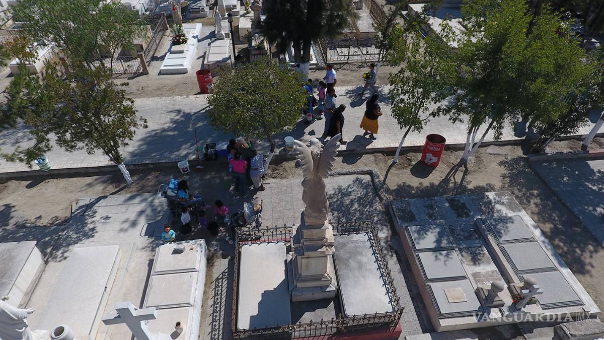 $!Llenan de vida los panteones en Saltillo