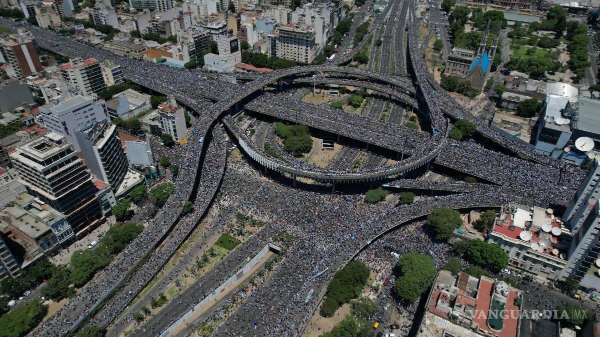 $!Fotografía área de hinchas de Argentina celebrando la victoria de la selección argentina en el Mundial de Qatar 202 en Buenos Aires, Argentina.
