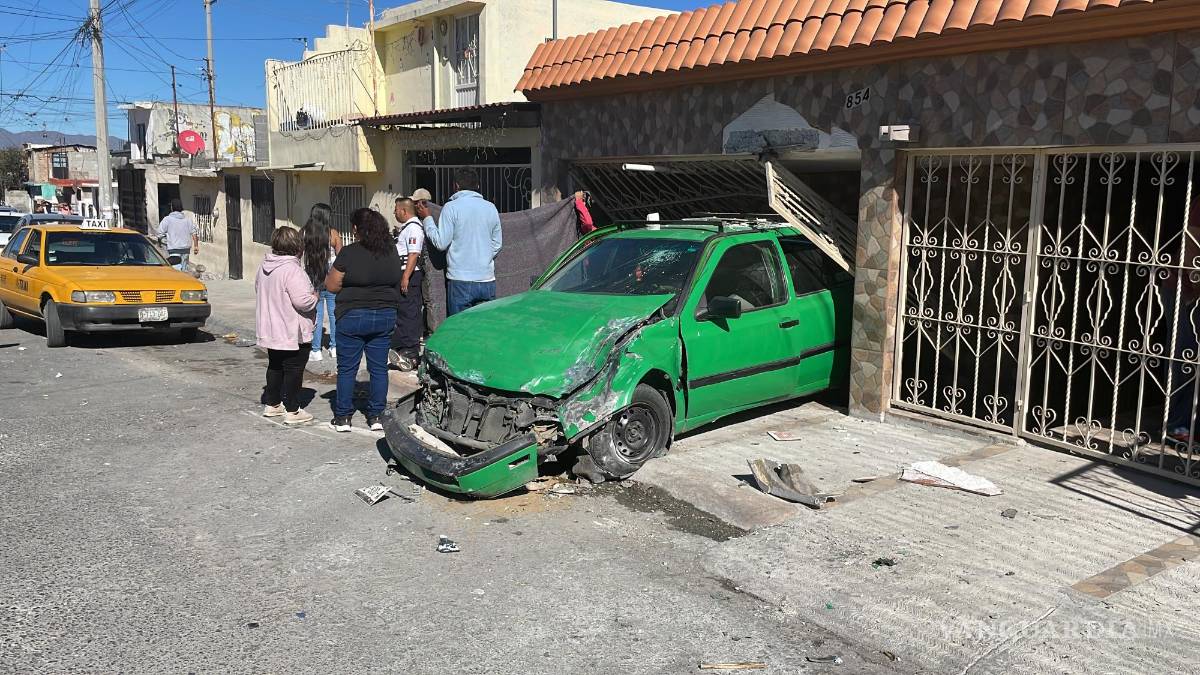 Roban pandilleros camión tras riña, provocan choque múltiple y atropellan a joven en Saltillo