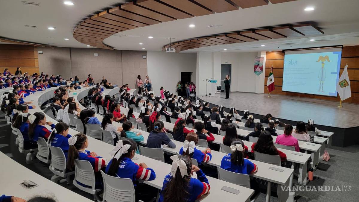 $!Las niñas escucharon la conferencia “Mujeres en la ciencia y la ingeniería”.