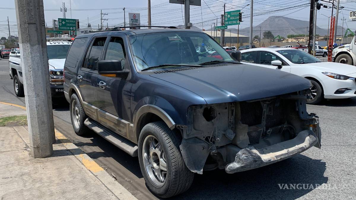 Saltillo: semáforos se descomponen y provocan aparatoso accidente