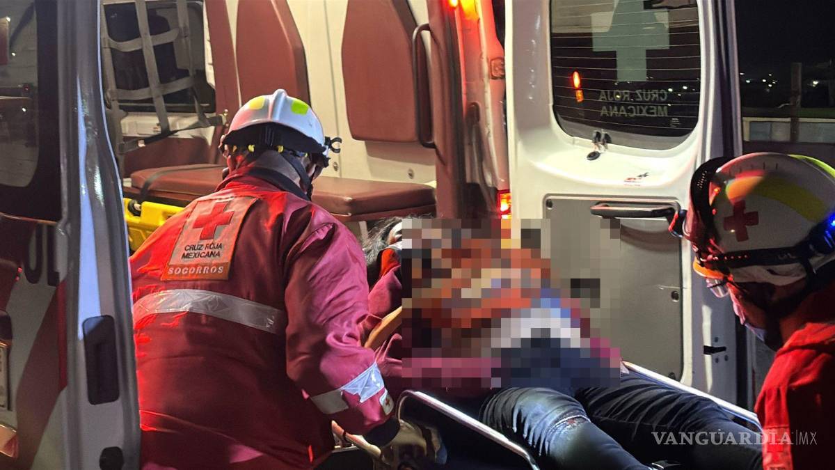 $!Bomberos y paramédicos de la Cruz Roja utilizaron las “quijadas de la vida” para liberar a una mujer con fractura de cráneo.