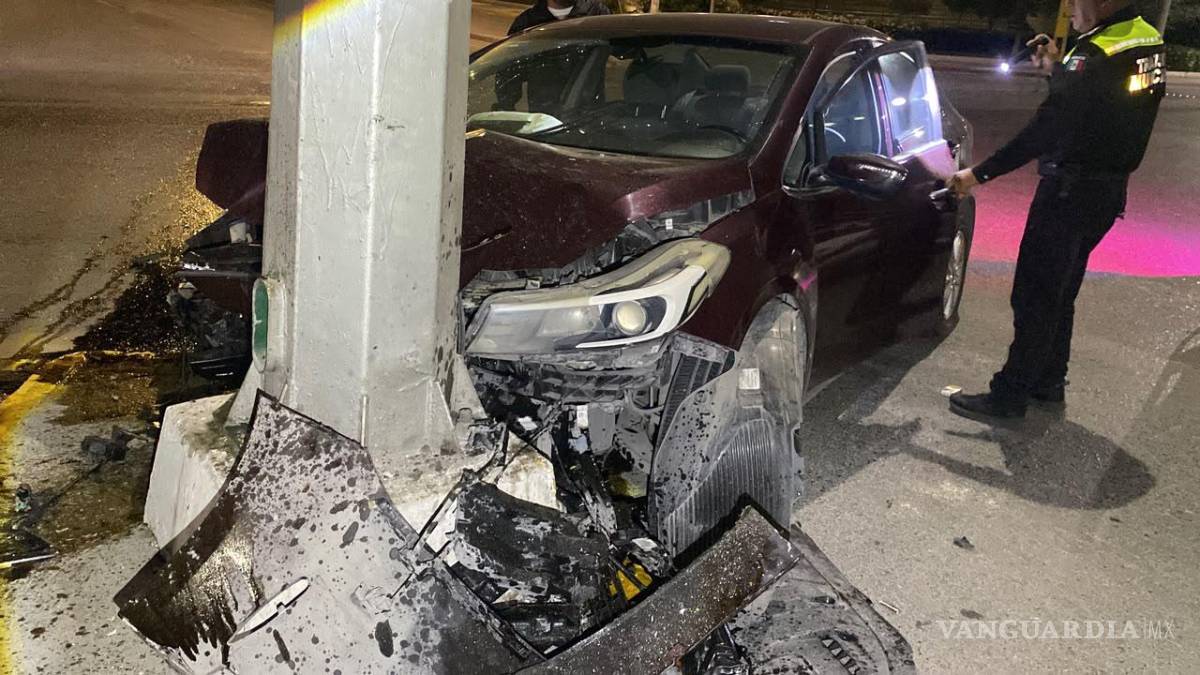 $!Elementos de Tránsito Municipal aseguraron la zona del accidente y realizaron las diligencias correspondientes para retirar la unidad siniestrada y restablecer la circulación en el sector.
