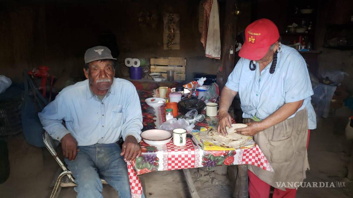 $!La familia solicitó el apoyo de las autoridades para que no les sigan destruyendo el camino y no sigan perforando.