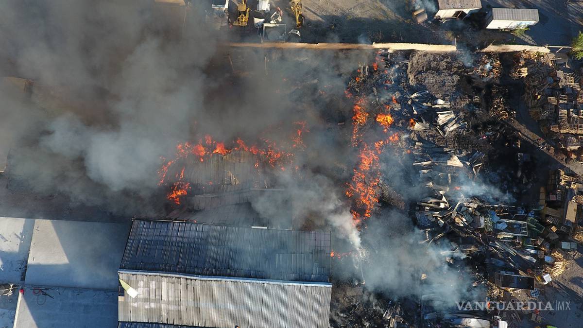 $!Incendio consume recicladora en Arteaga, Coahuila (Fotos)