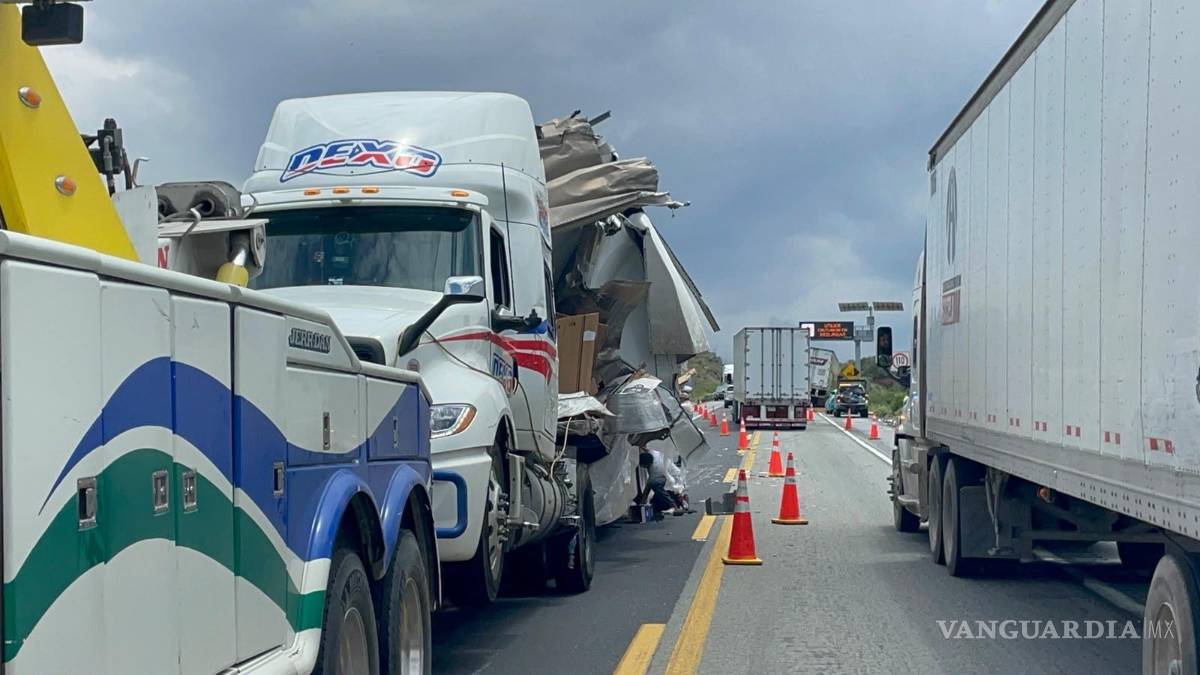 $!Uno de los tractocamiones sufrió severas afectaciones en la caja al participar en el accidente múltiple.