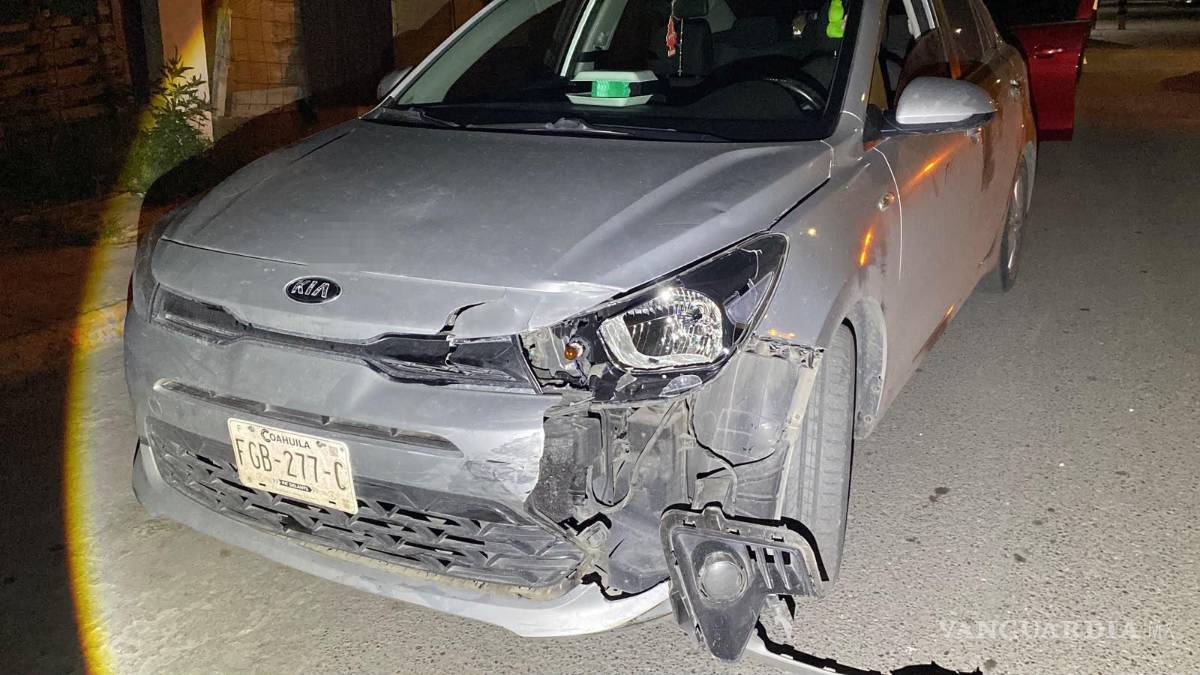 $!El vehículo KIA presentó daños en la parte delantera de su costado izquierdo tras el impacto con la motocicleta.