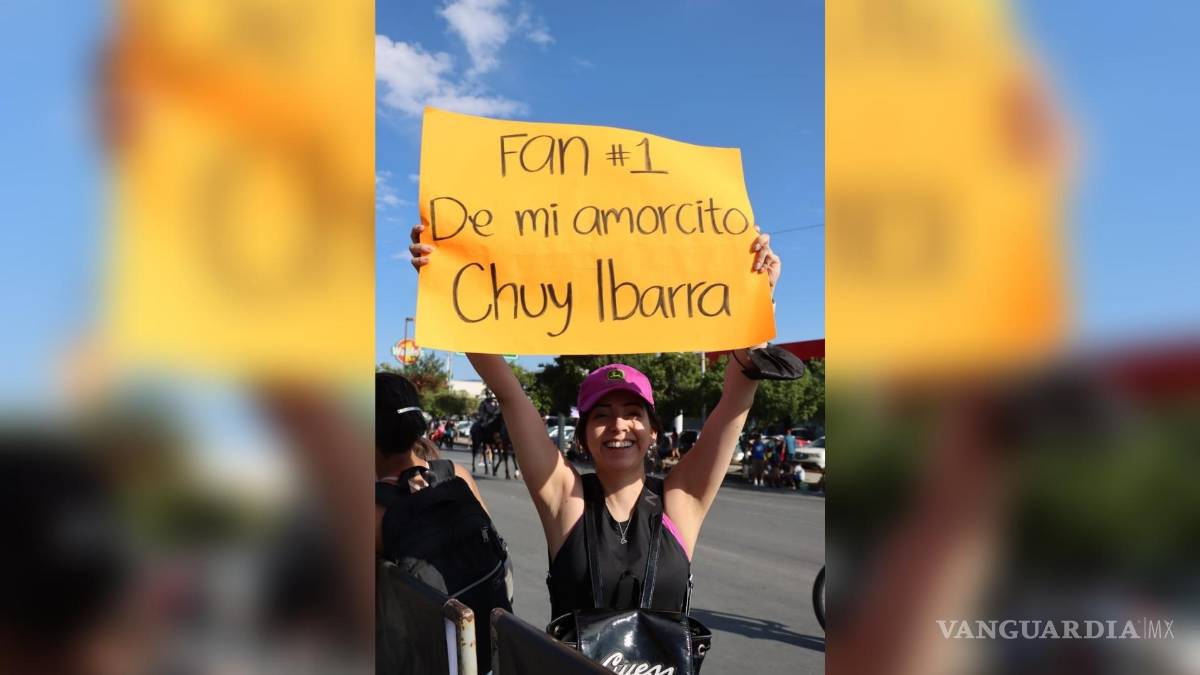 $!“Fan #1 de mi amorcito”, apoyan con pancartas a los corredores.