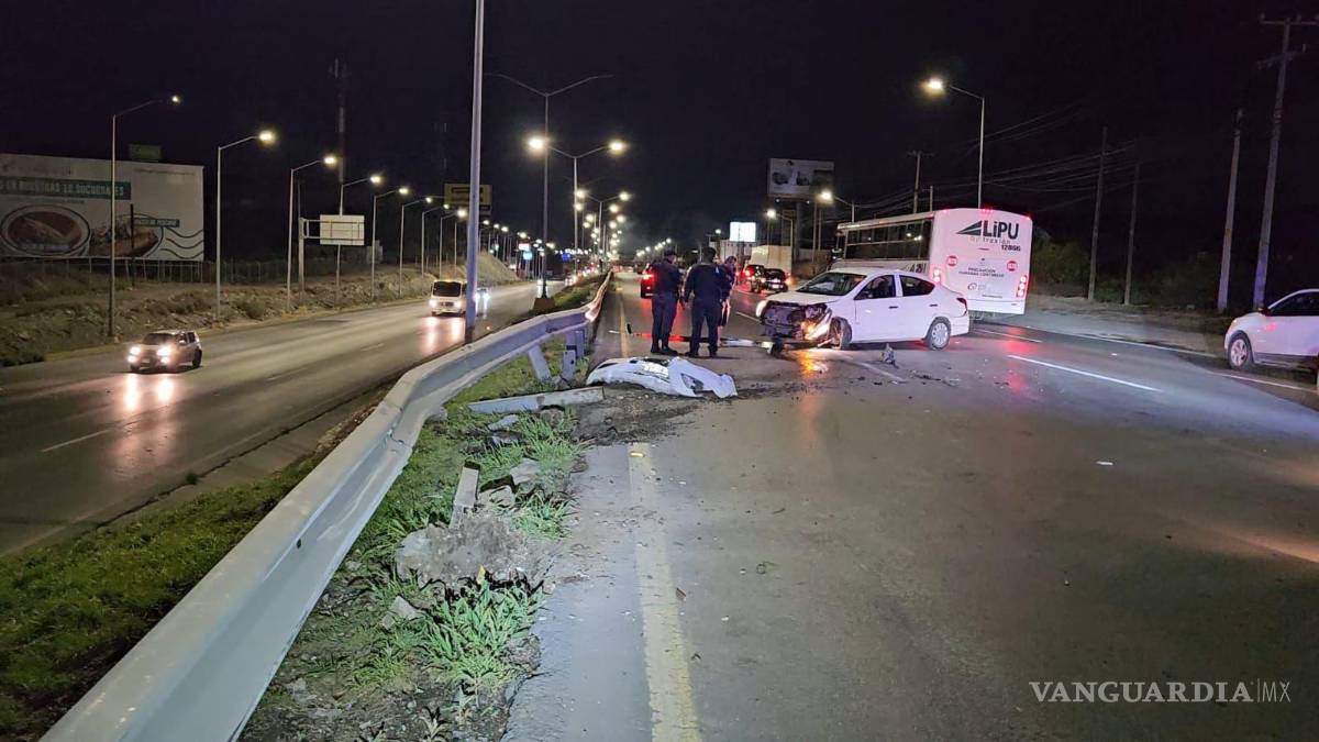 $!Tras perder el control de la unidad en una curva del bulevar Venustiano Carranza, el conductor chocó contra la barrera de contención y el vehículo giró 180 grados hasta quedar atravesado sobre la vialidad.
