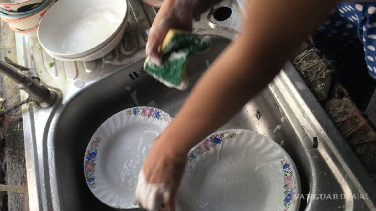 $!Enjabonar todos los trastes con la llave cerrada es un método de ahorro.