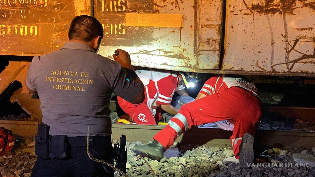 $!Elementos de emergencia acudieron a las vías ferroviarias para atender al hombre que resultó gravemente lesionado.