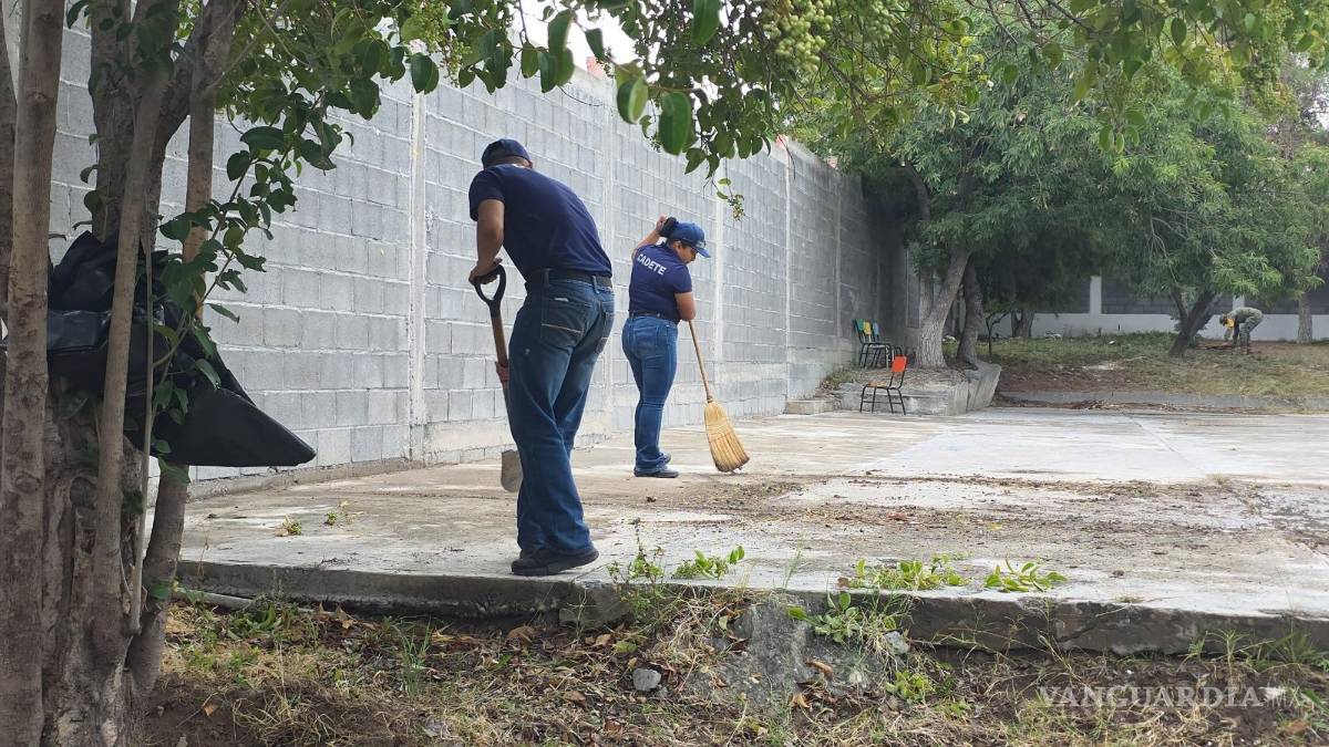 $!Los participantes realizaron labores de limpieza, poda y pintura en distintos espacios del plantel educativo.