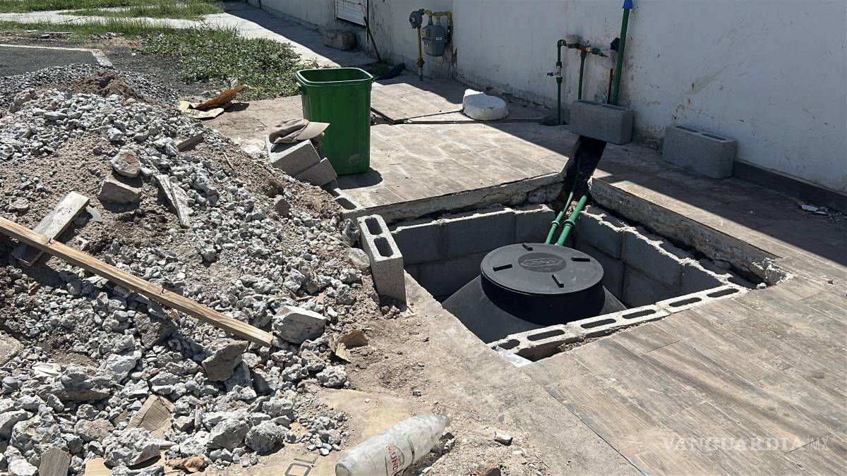 $!La gente en Torreón realiza todo tipo de reingenierías domésticas para tener más agua, como mover las cisternas a la entrada.