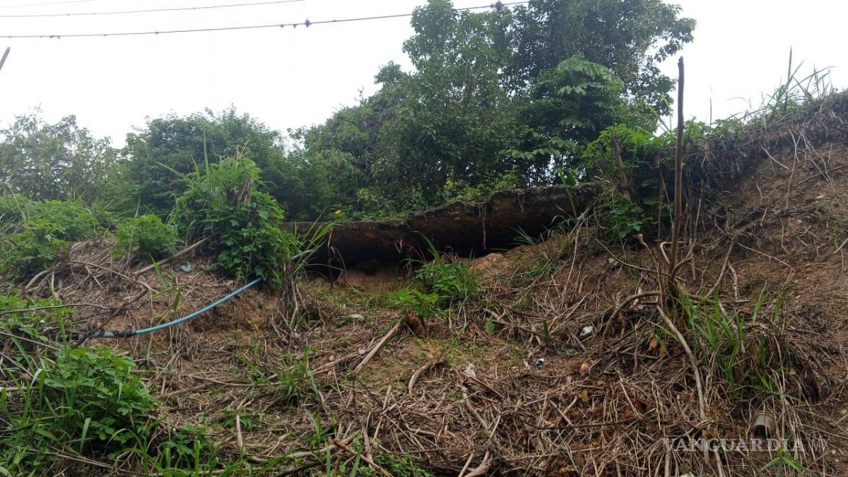 $!El terreno cedió en distintos puntos de la comunidad tras el terremoto. Habitantes temen que nuevas lluvias o réplicas agraven los daños existentes.
