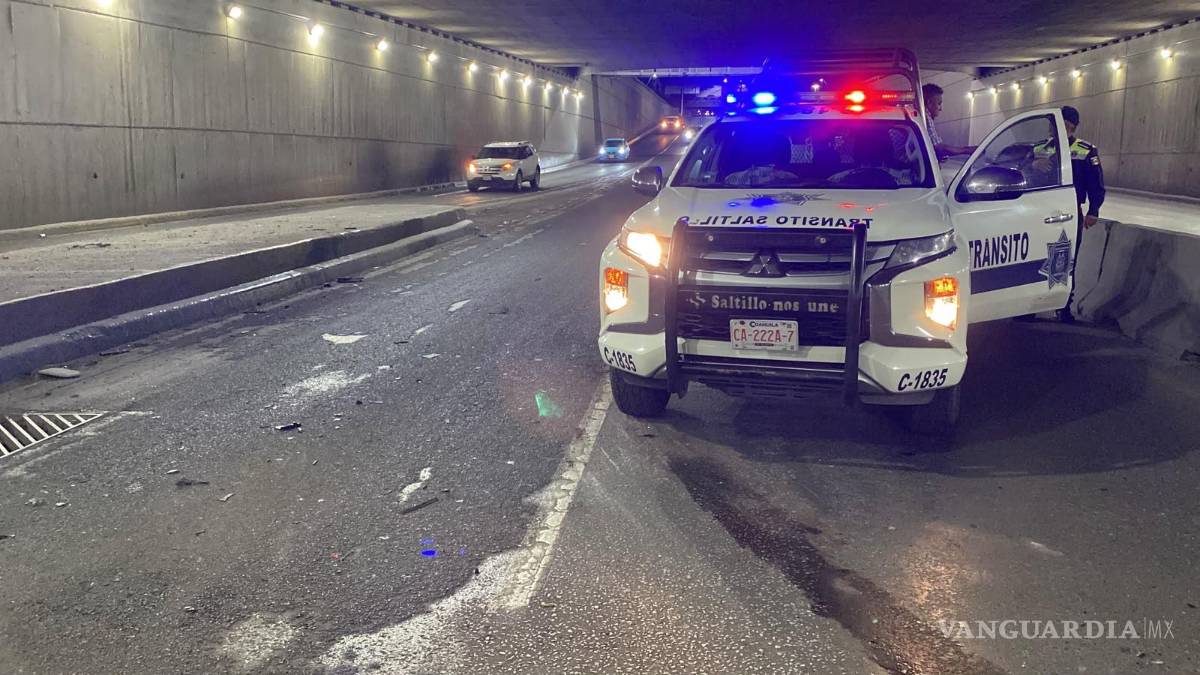 $!Elementos de Tránsito Municipal acudieron al lugar para tomar conocimiento del accidente y realizar las diligencias correspondientes.