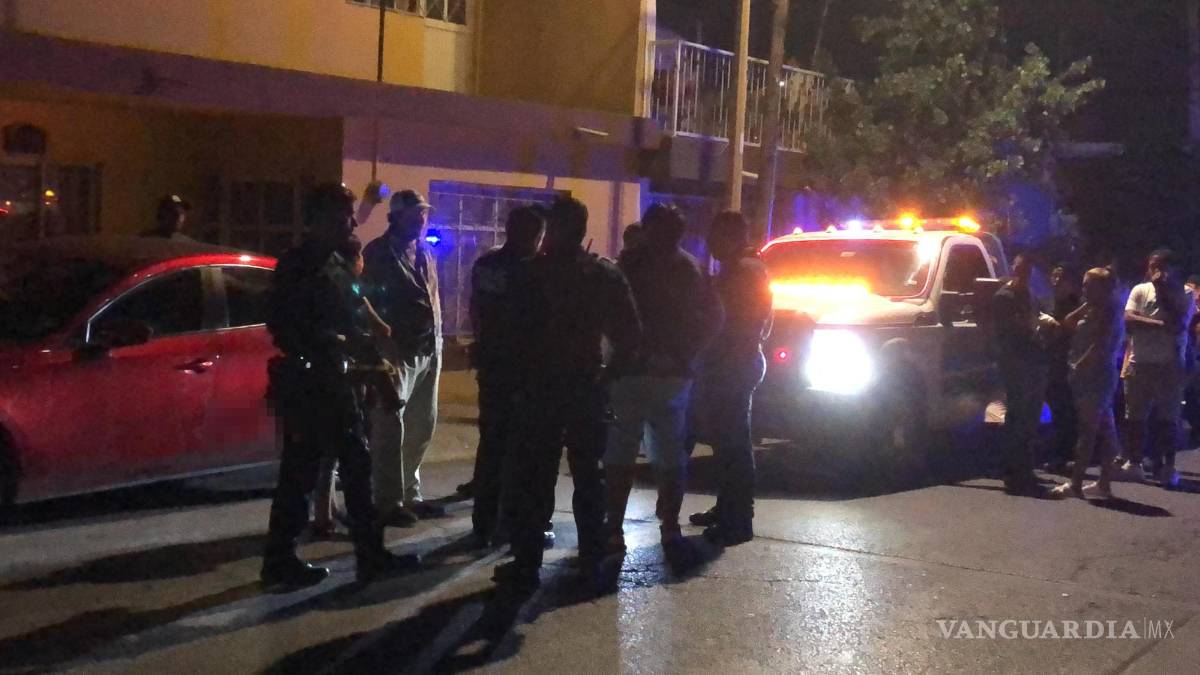 $!Amigos y familiares del joven involucrado se enfrentaron a los taxistas en el lugar de los hechos.