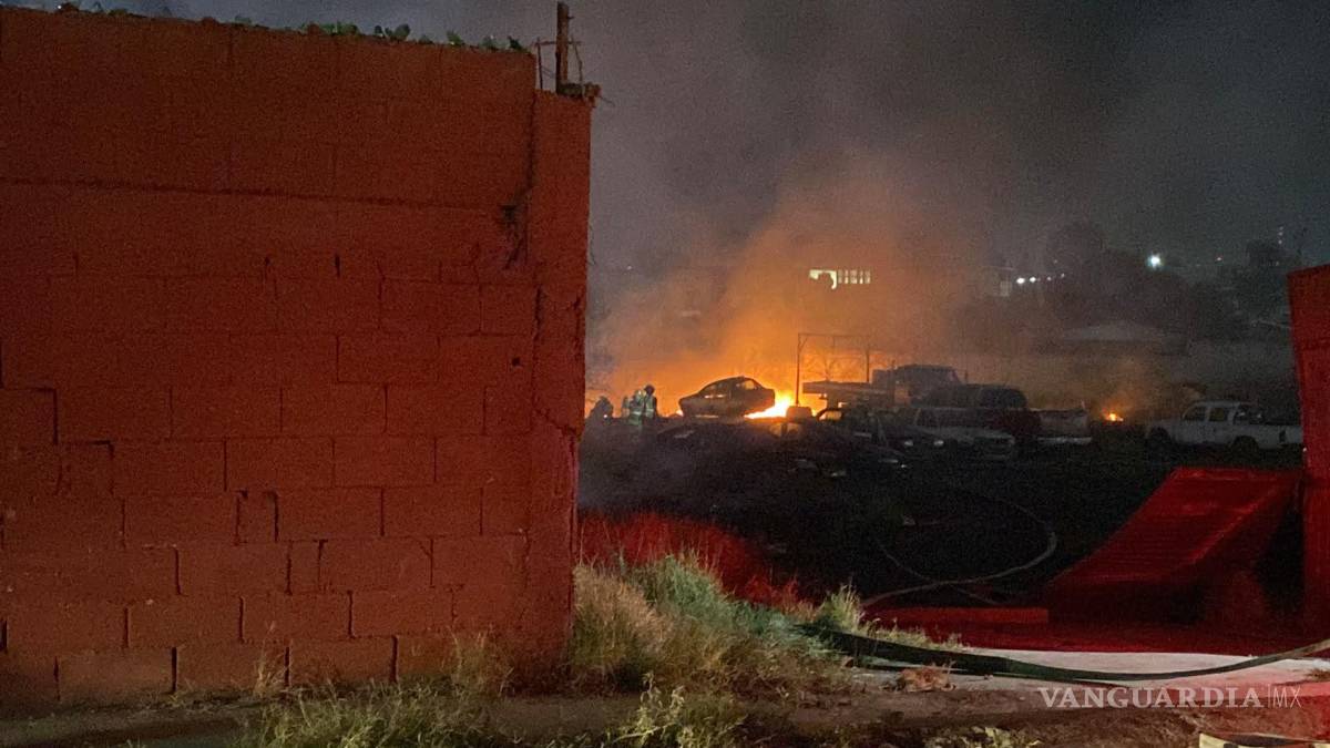 $!Los elementos del Cuerpo de Bomberos ingresaron al inmueble y realizaron maniobras para controlar las llamas.