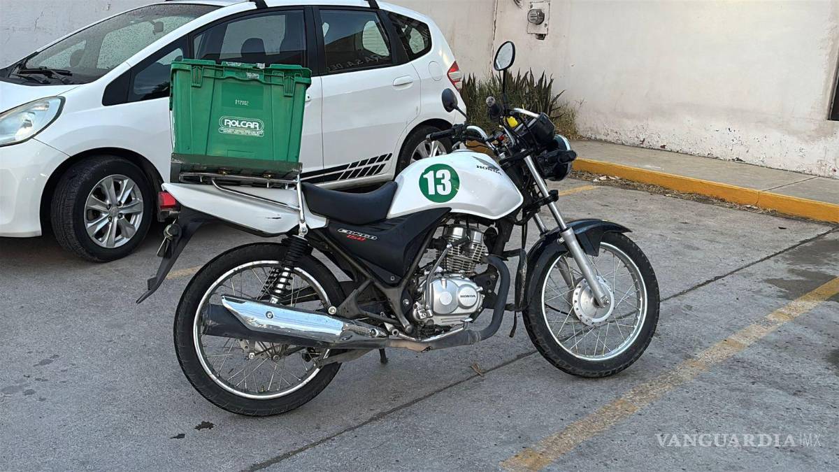 $!La motocicleta quedó atravesada en plena vialidad tras el derrape.