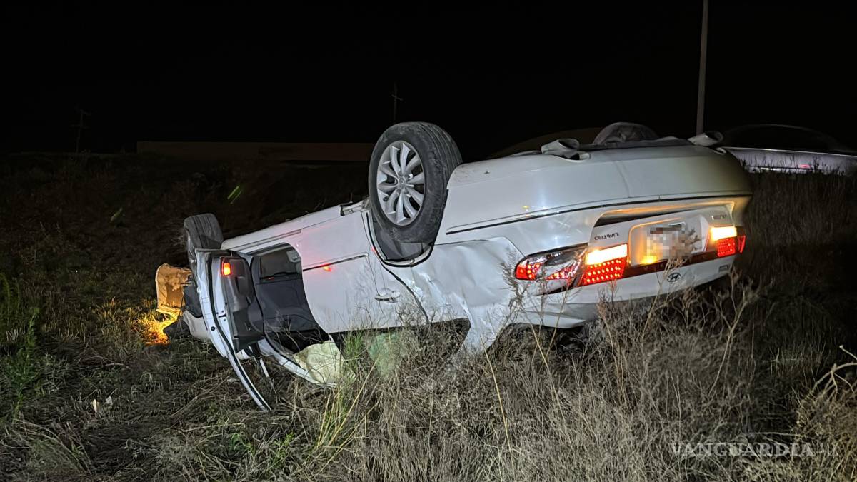 $!El automóvil Hyundai Azera en color blanco terminó con las llantas hacia el cielo tras la volcadura registrada sobre el bulevar Fundadores, quedando completamente destruido.