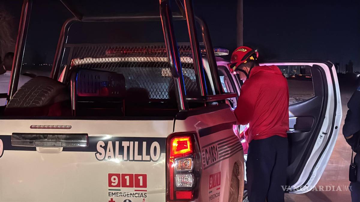 $!Paramédicos de Protección Civil y Bomberos de Arteaga valoraron al joven en el sitio, quien únicamente presentaba malestares derivados de su estado etílico.