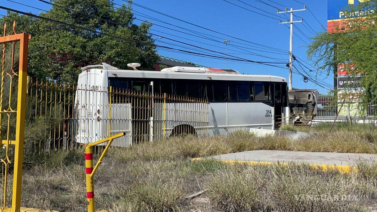 $!Elementos de la Policía Municipal acudieron al sitio para tomar conocimiento de los hechos, mientras se esperaba al representante de la unidad para responder por los daños.