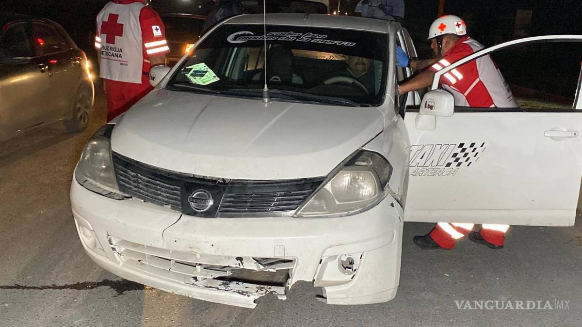 $!Un Nissan Tiida terminó chocando contra la palmera que quedó sobre la carpeta asfáltica tras el primer accidente.