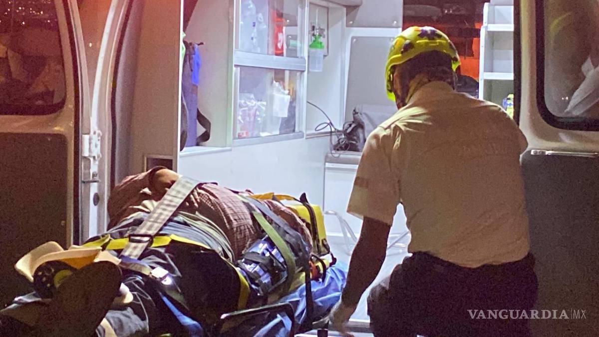 $!Paramédicos de la Secretaría de Salud brindaron atención prehospitalaria al lesionado y determinaron su traslado al Hospital General debido a una probable fractura en uno de sus brazos.
