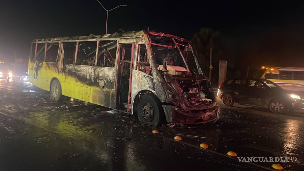 $!El incidente generó afectaciones a la circulación vehicular en la zona, luego de que Tránsito Municipal cerrara la lateral del bulevar Emilio Arizpe de la Maza y desviara el flujo hacia Prolongación Urdiñola.