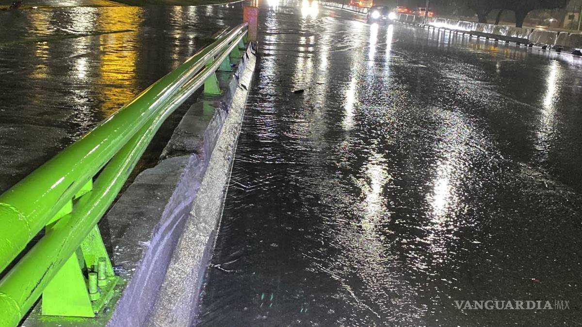 $!La acumulación de agua sobre el bulevar Fundadores, a la altura de la calle 17, donde el conductor perdió el control del volante.