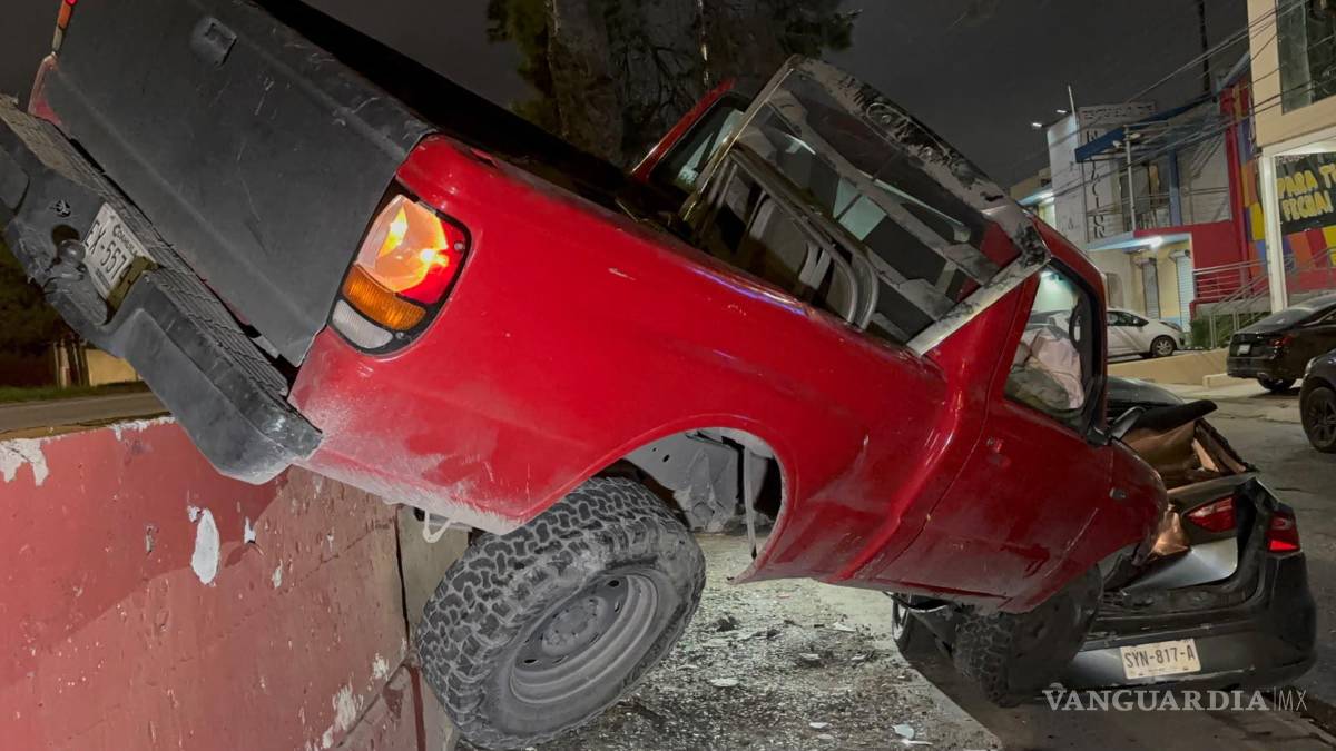 $!Elementos de Tránsito Municipal acudieron al lugar para tomar conocimiento del accidente y documentar los daños materiales.
