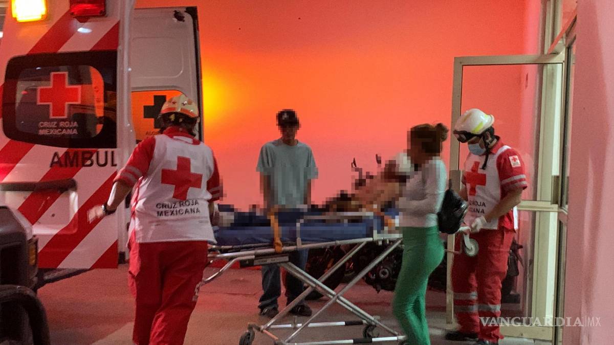 $!Familiares del joven acompañaron al lesionado al hospital, sin conocer las razones del ataque.