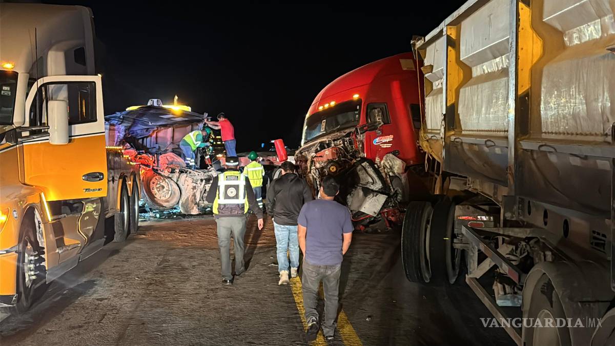 $!Tras el encontronazo entre las dos unidades de carga pesada, se confirmó que los operadores resultaron ilesos, pese a la fuerza del impacto registrado en la ampliación Rincón de los Pastores.