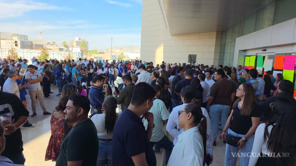 $!Trabajadores sindicalizados levantaron el paro en la Presidencia Municipal de Torreón tras alcanzar un acuerdo con autoridades para revisar la reestructuración administrativa.