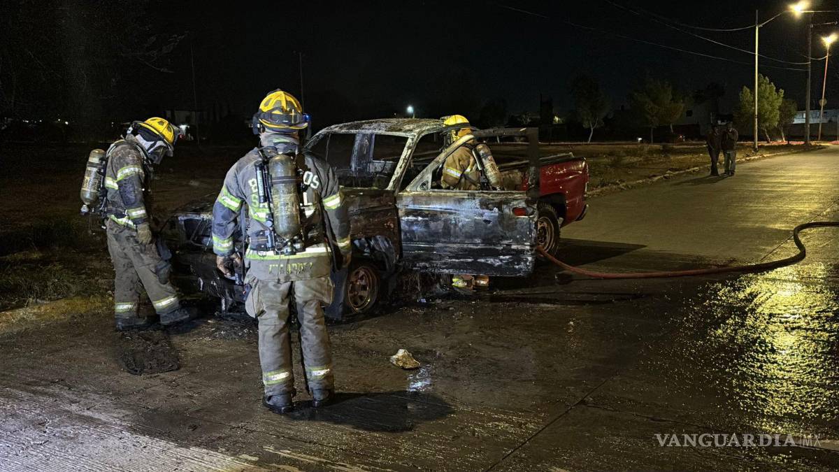 $!Bomberos trabajaron intensamente para sofocar el incendio que dejó pérdida total.