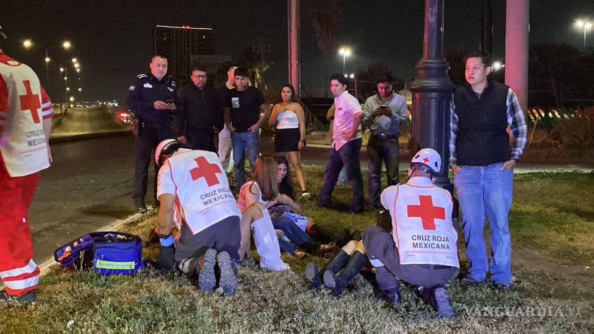 $!Elementos de emergencia atendieron a los jóvenes tras ayudarlos a salir de la camioneta.