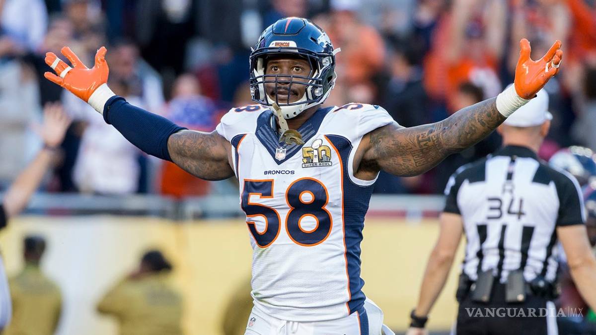 $!Von Miller recuperó el casco robado por periodista mexicano
