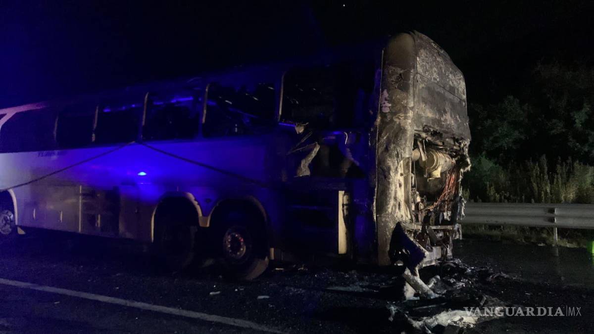 Autobús se incendia en la carretera 57 de Arteaga; transportaba alumnos a un viaje de estudios