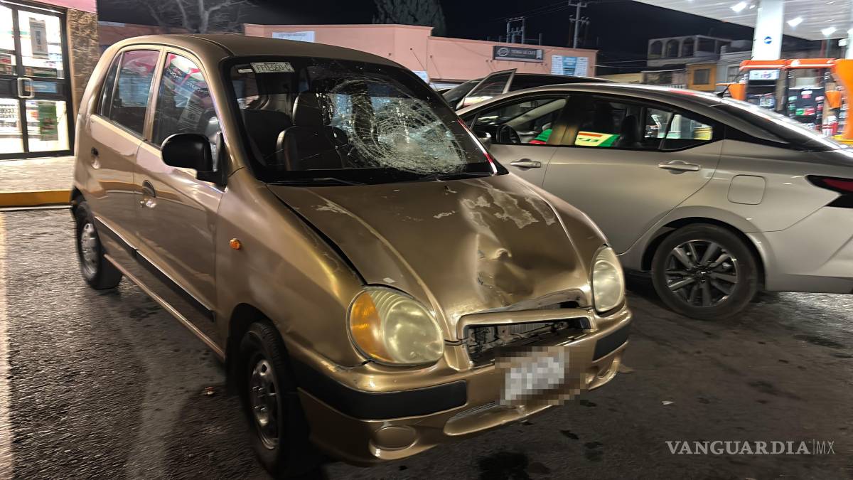 $!El conductor del vehículo compacto fue asegurado por autoridades viales para el deslinde de responsabilidades.