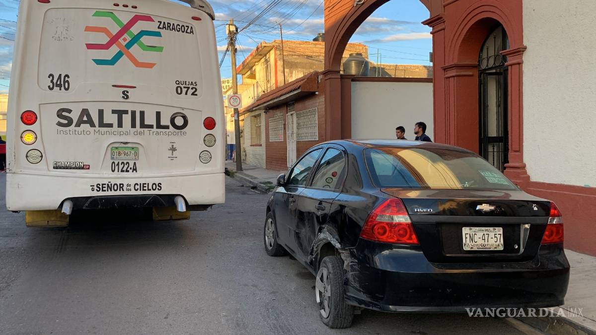 Impacta camión urbano de Saltillo a automóvil estacionado