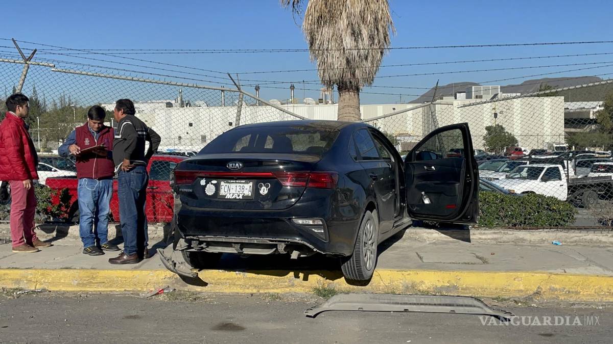 Automovilista termina en la cerca de Chrysler