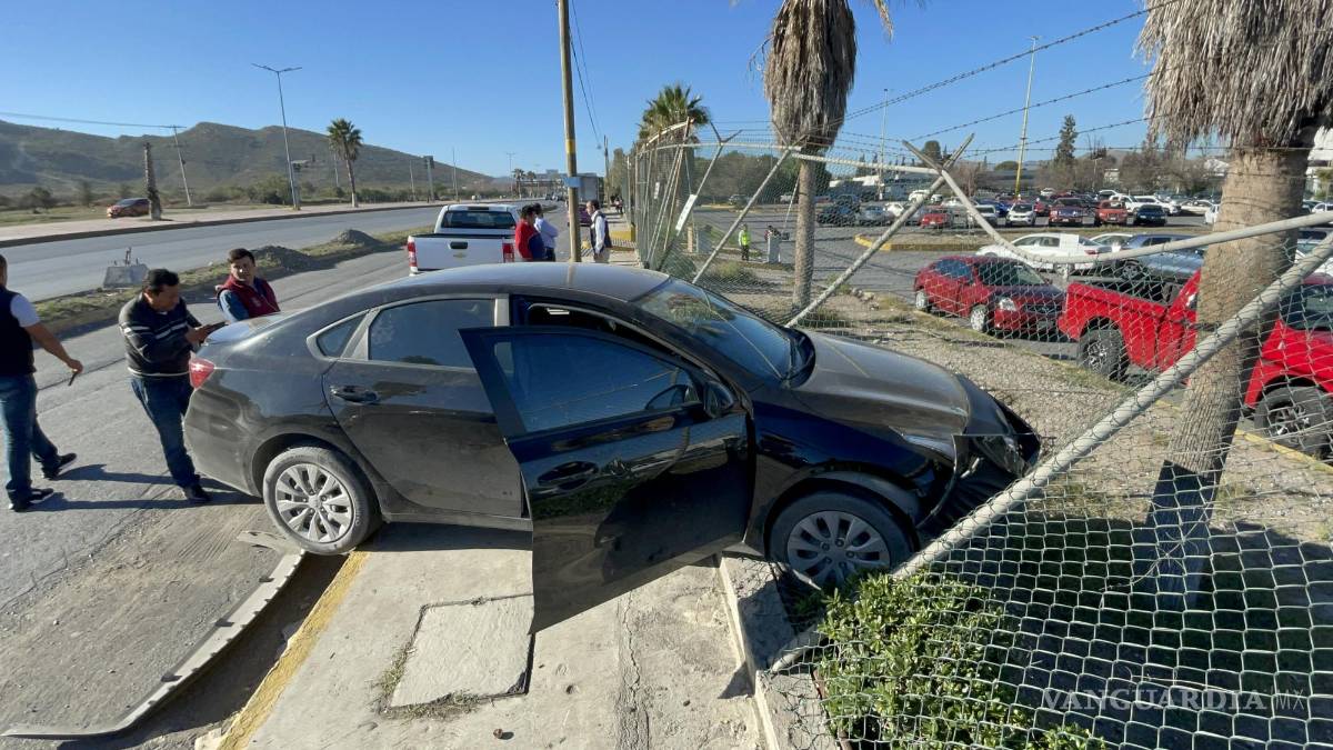 Automovilista termina en la cerca de Chrysler
