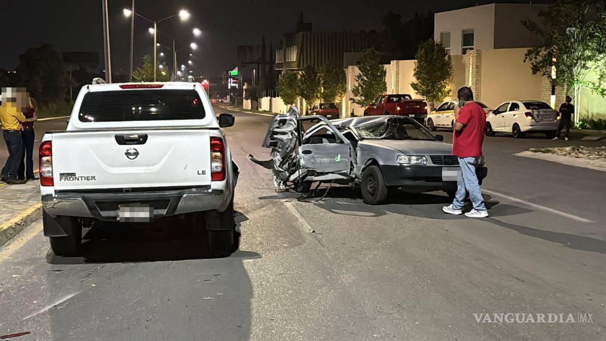 $!El vehículo afectado salió proyectado contra una luminaria en el bulevar Colosio.