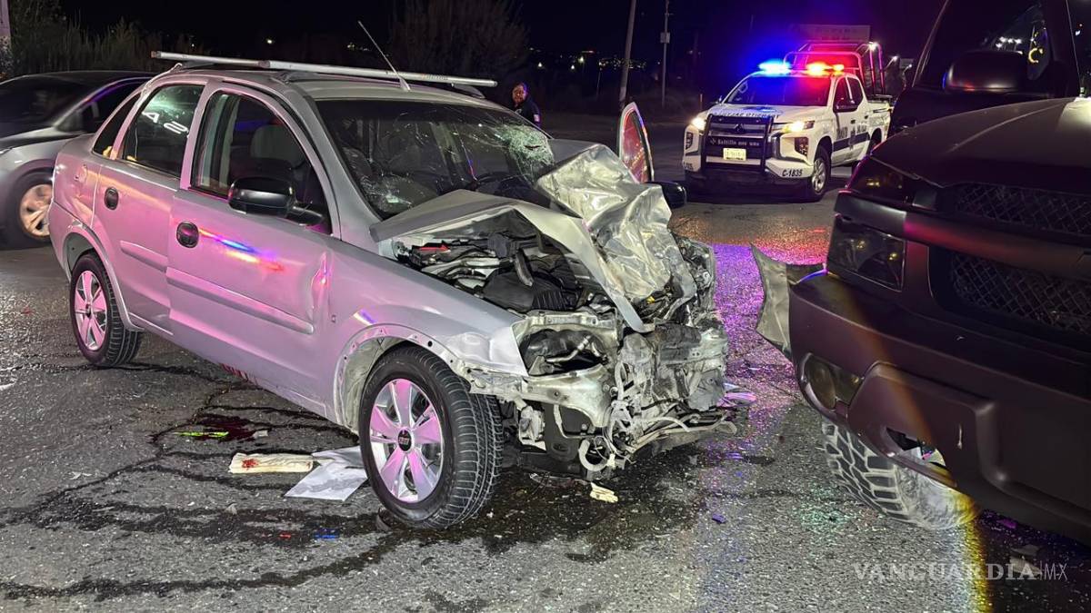 $!El Chevy Monza quedó destrozado tras impactarse contra los vehículos detenidos en el filtro de Antialcohol.