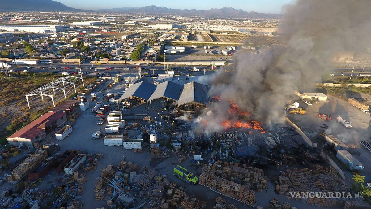 $!Incendio consume recicladora en Arteaga, Coahuila (Fotos)