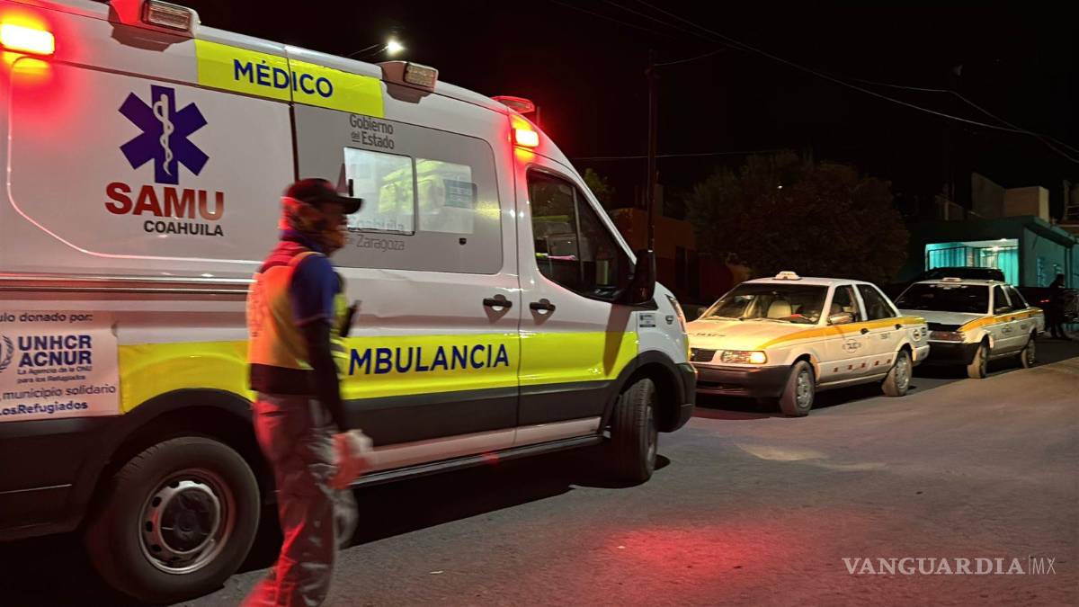 $!El accidente ocurrió durante la madrugada en el cruce de Isabel de Parma e Isabel de Hungría, donde el impacto proyectó al motociclista varios metros hasta quedar debajo de un vehículo estacionado.