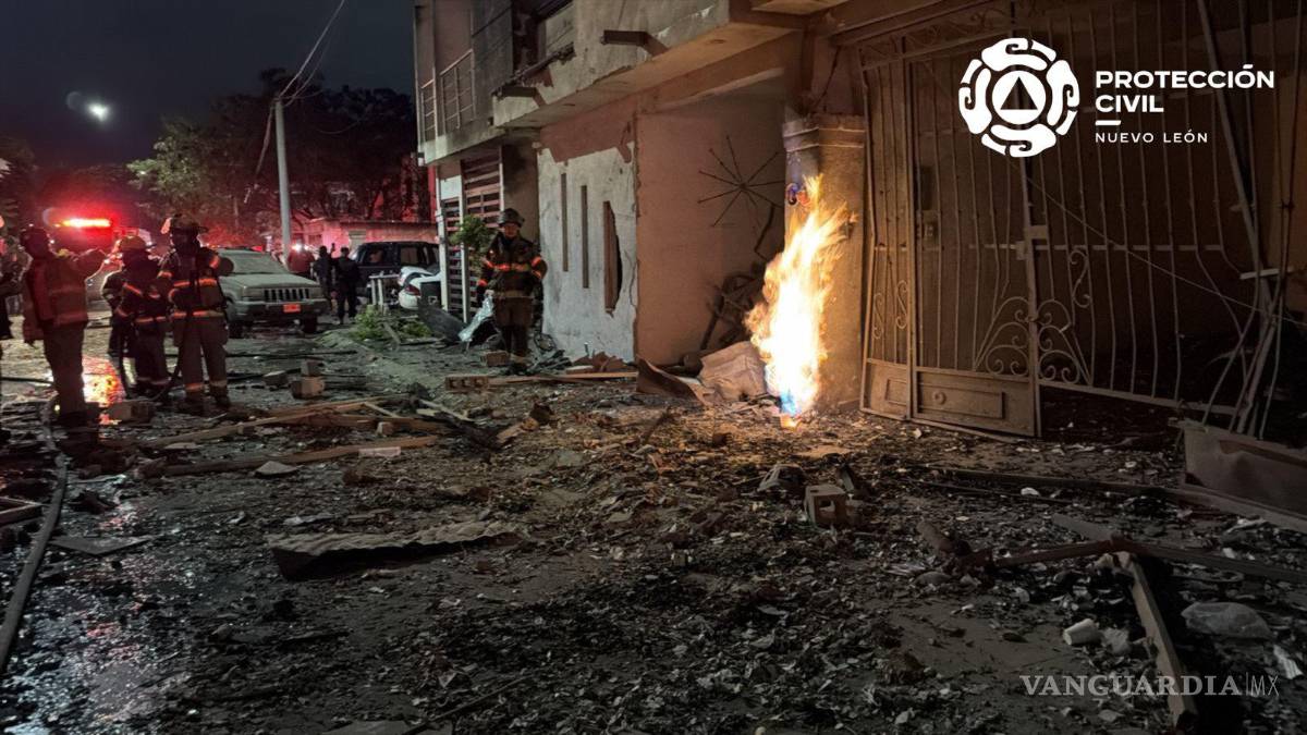 $!Un incendio y explosión aparentemente causado por pirotecnia mantiene una moviización la noche de este viernes en los límites de Apodaca y Pesquería, Nuevo León.