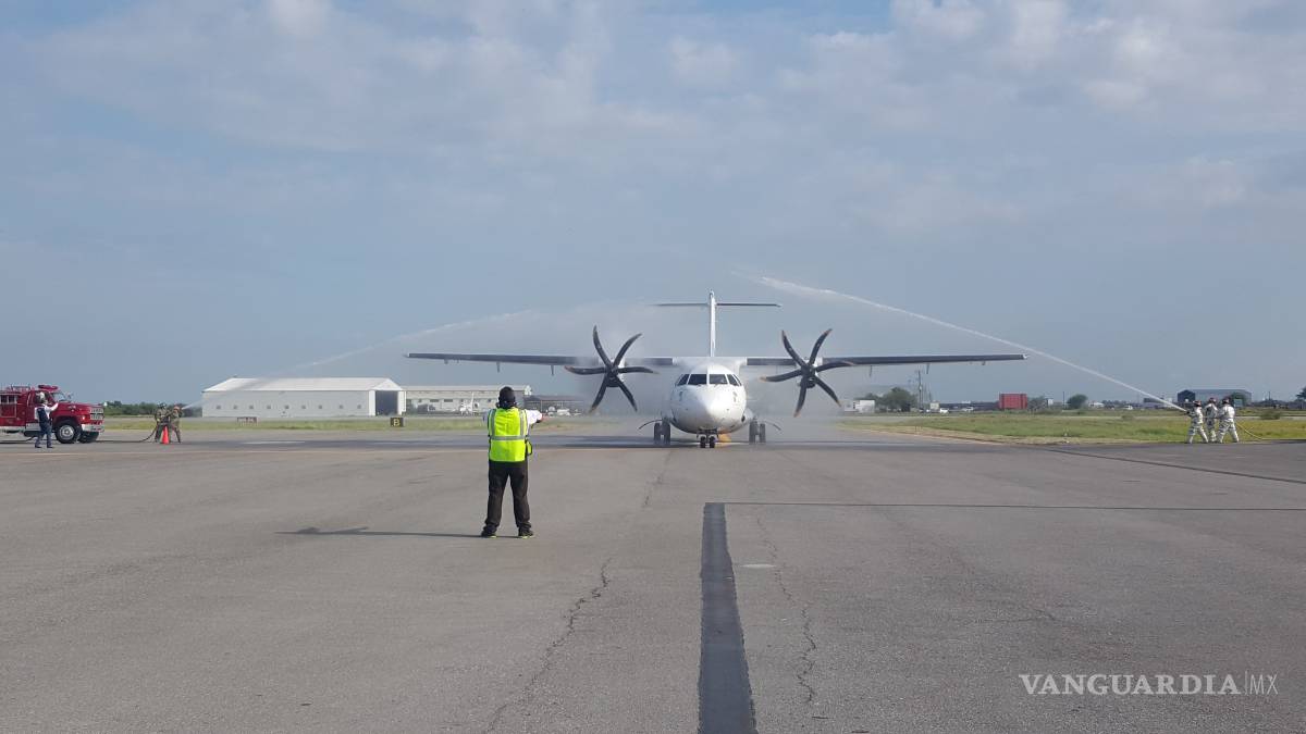 $!Aterriza primer vuelo comercial de Ciudad de México-Monclova